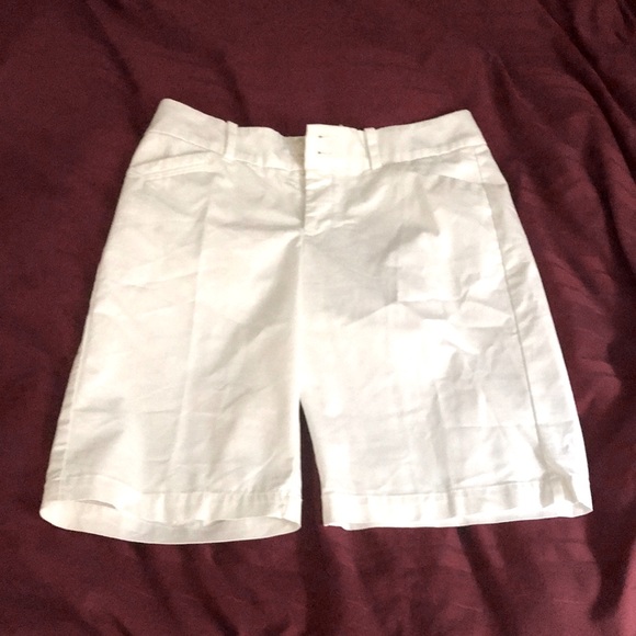 Dockers Pants - NEW Dockers shorts white Bermuda cotton/poly front zip & 2 pockets women size 8